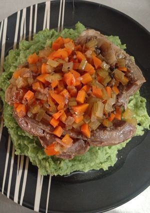 Una foto de Ossobuco con puré de papa