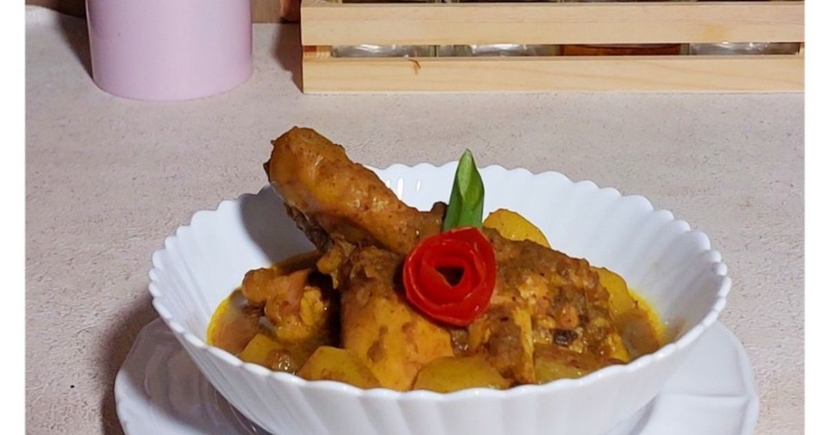Opor Ayam Kentang Kuah Kuning