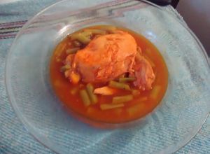 Una foto de Pollo con ejotes en caldillo 🍲
