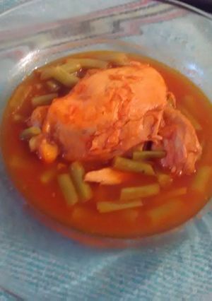Una foto de Pollo con ejotes en caldillo 🍲