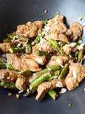 Wok poulet, asperges vertes et amandes grillées