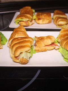 Una foto de Mini cruasanes con jamón y lechuga