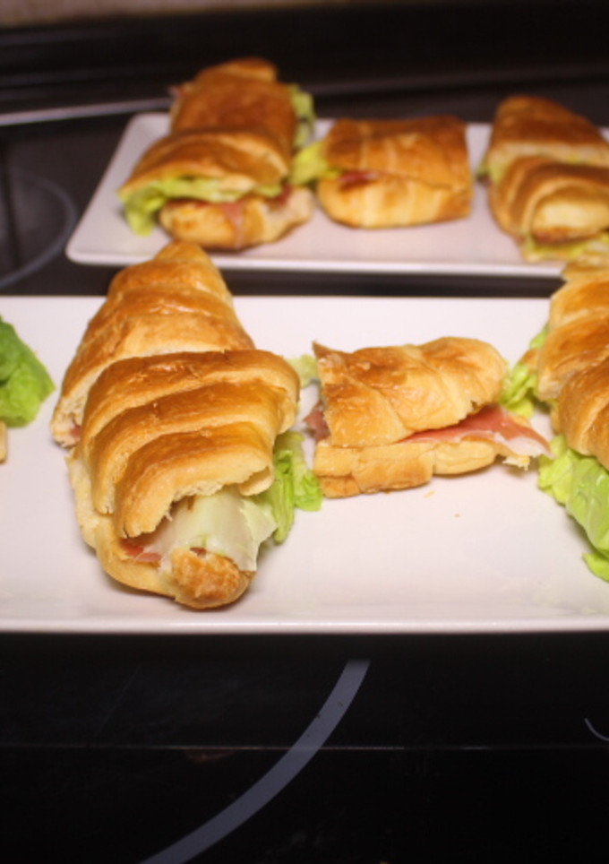 Una foto de Mini cruasanes con jamón y lechuga