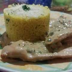 Una foto de Pechuga al verdeo con timbal de arroz al azafrán