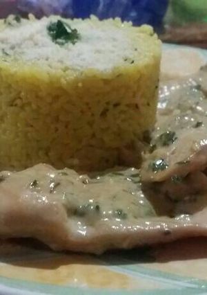 Una foto de Pechuga al verdeo con timbal de arroz al azafrán