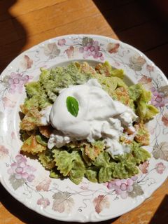 Una foto de Pasta con pesto de calabacín