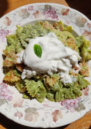 Una foto de Pasta con pesto de calabacín
