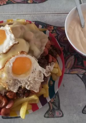 Una foto de Chorrillana con mayo casera