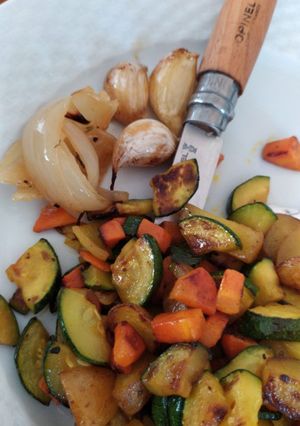 Une photo de Poêlée de légumes et ail en chemise
