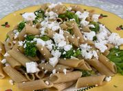 Una foto de pasta integral con brócoli
