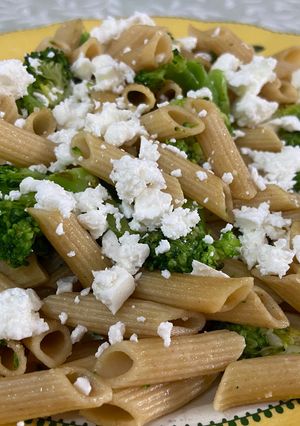 Una foto de Pasta integral con brócoli