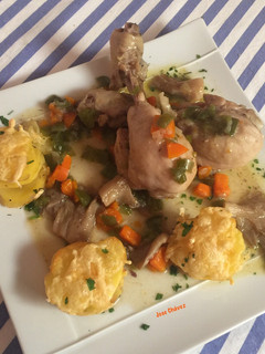 Una foto de Jamoncitos de pollo con setas y verduras a la cerveza