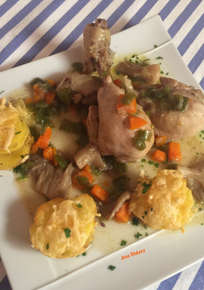 Una foto de Jamoncitos de pollo con setas y verduras a la cerveza