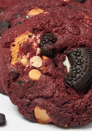 Hình của món Oreo Red Velvet Cookies.