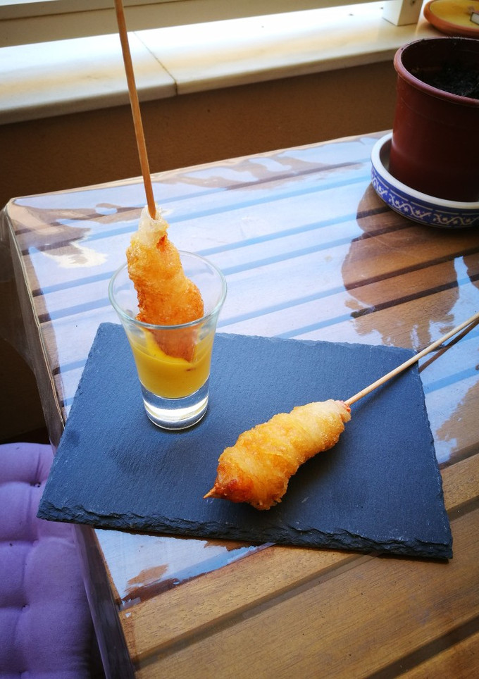 Una foto de Crujiente de gamba roja con dip de mango