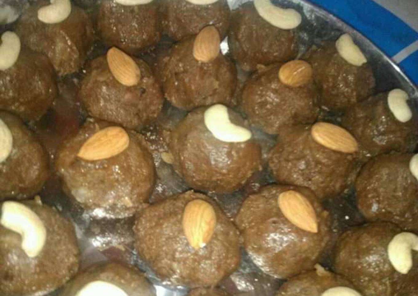 Pinni (Gond ke laddoo)