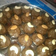 Pinni (Gond ke laddoo) A picture of Pinni (Gond ke laddoo).