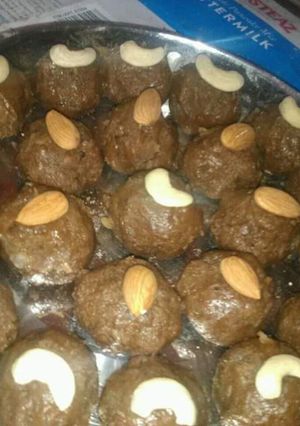 A picture of Pinni (Gond ke laddoo).