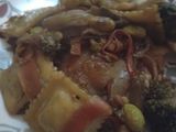 Ravioles veganos asiáticos de verdura salteados