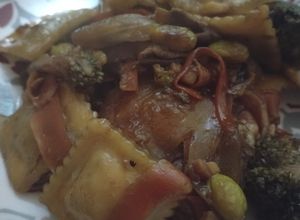 Una foto de Ravioles veganos asiáticos de verdura salteados