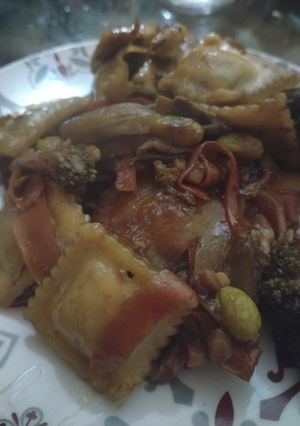 Una foto de Ravioles veganos asiáticos de verdura salteados