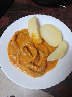 Una foto de Calamares en salsa con papas cocidas