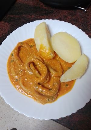 Una foto de Calamares en salsa con papas cocidas