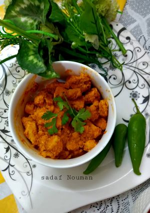 A picture of Chicken tikka chunks.