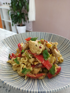 Una foto de Pasta con salsa cremosa de fajitas de pollo