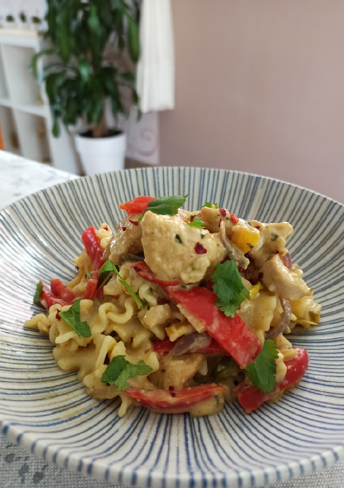 Una foto de Pasta con salsa cremosa de fajitas de pollo