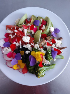 Una foto de Ensalada multicolor🌹🏵️🌺