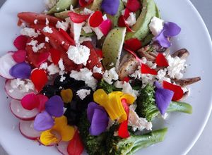 Una foto de Ensalada multicolor🌹🏵️🌺