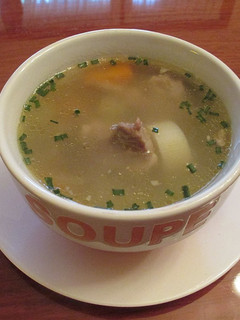 Una foto de Sopa con costillas de cerdo y puerro