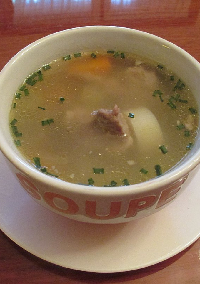 Una foto de Sopa con costillas de cerdo y puerro