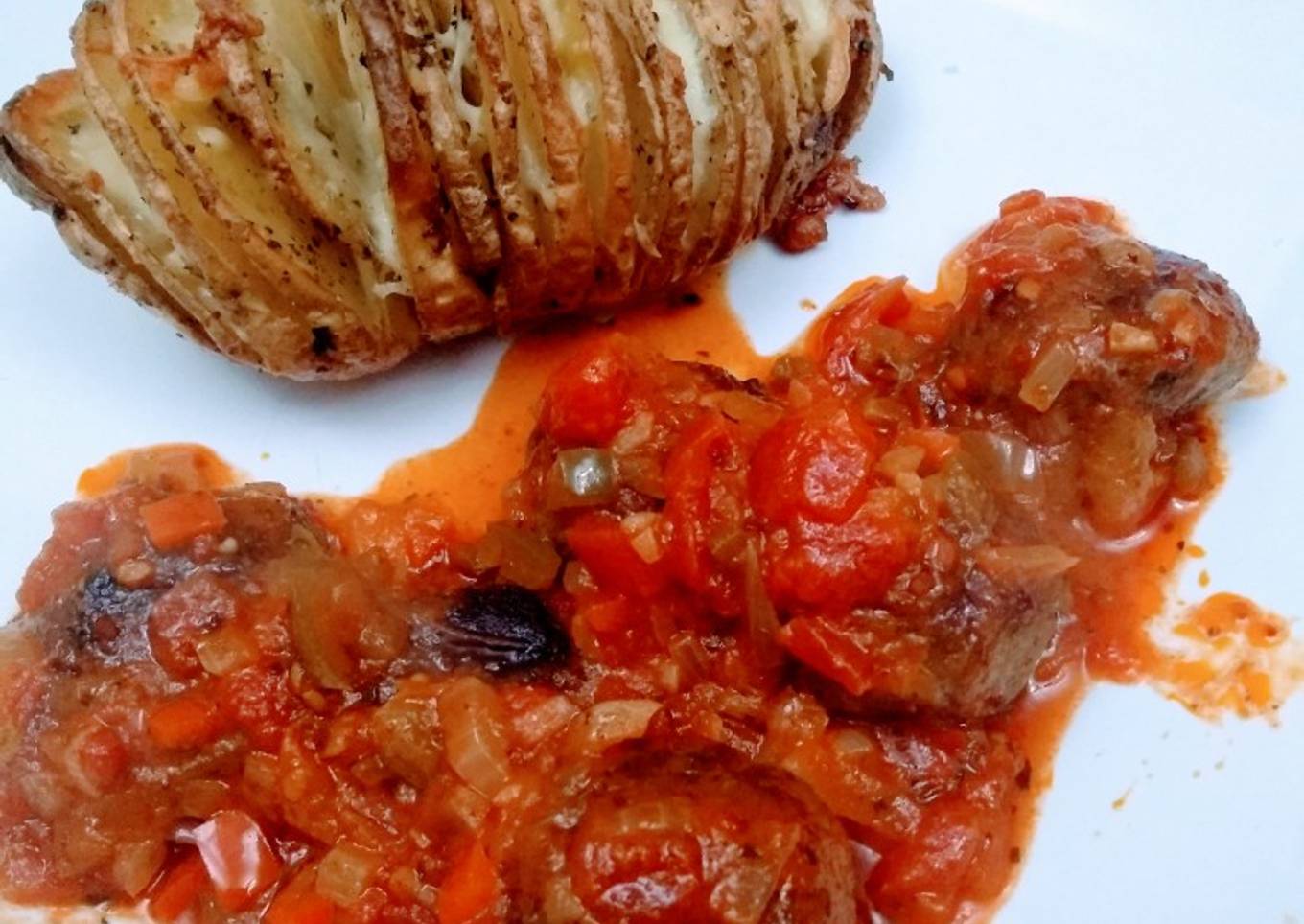 Papas hasselback y albóndigas con salsa a la portuguesa