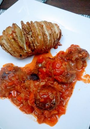 Una foto de Papas hasselback y albóndigas con salsa a la portuguesa
