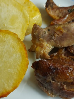Una foto de Pollo y patatas a baja temperatura