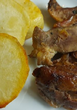 Una foto de Pollo y patatas a baja temperatura