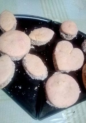 Una foto de Alfajores de maicena rosas 💗