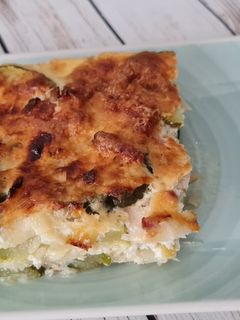 Una foto de Pastel gratinado de calabacín, puerro y bacon