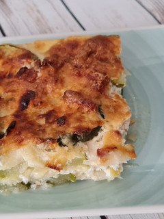 Foto principal de Pastel gratinado de calabacín, puerro y bacon