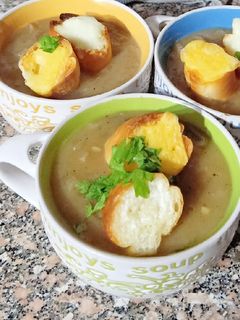 صورة لوصفة شوربة البصل الفرنسيه 😋