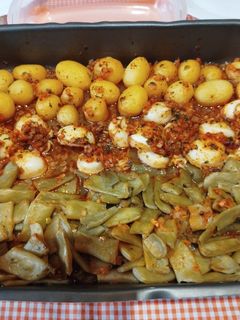 Una foto de Sepia con judías verdes planas y papas al horno