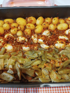 Una foto de Sepia con judías verdes planas y papas al horno