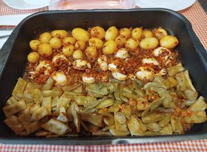Una foto de Sepia con judías verdes planas y papas al horno