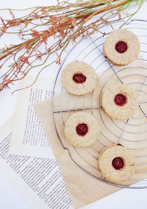 Une photo de Sablés healthy a la confiture de framboise maison