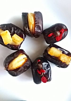 அடைத்த டேட்ஸ் செய்முறை முக்கிய புகைப்படம்