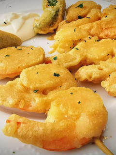 Una foto de Brochetas de Langostinos a la romana, sin huevo