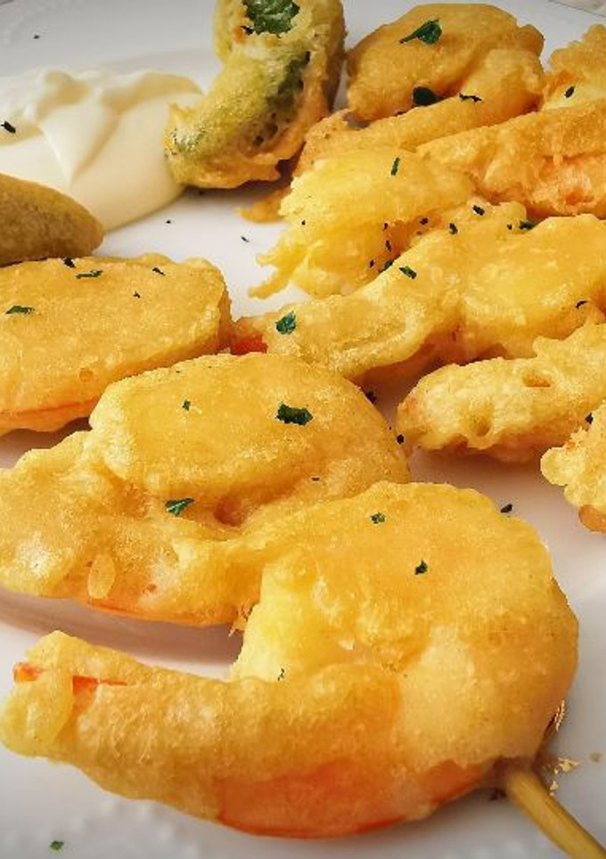 Una foto de Brochetas de Langostinos a la romana, sin huevo
