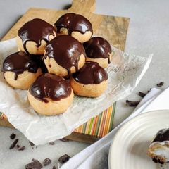 A picture of Chocolate and vanilla puffs.